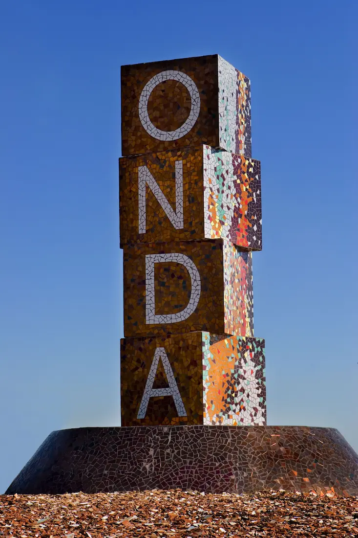 Monumento de entrada a Onda con mosaico cerámico, símbolo de la industria azulejera local