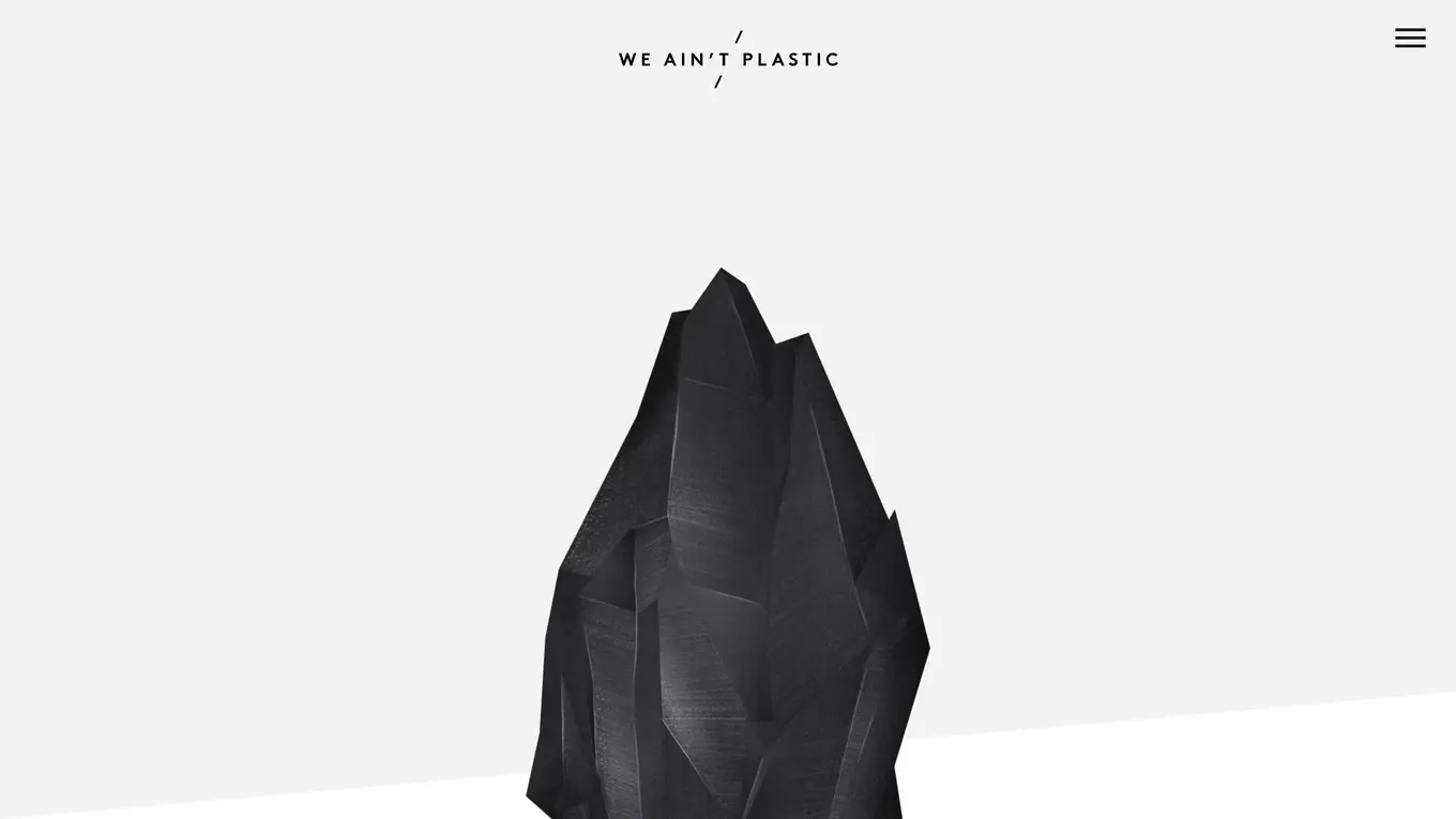 Homepage de We Ain't Plastic: escultura negra sobre fondo blanco con tipografía serif
