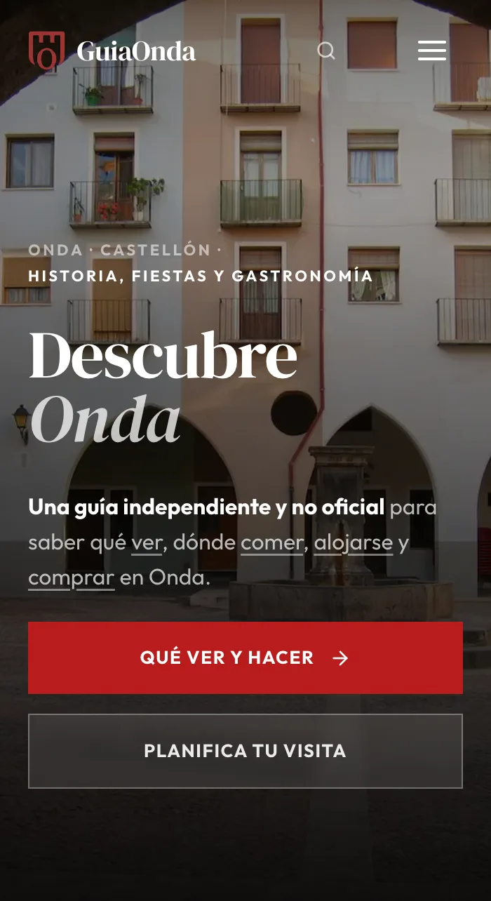 Portada de GuiaOnda en el móvil con una plaza porticada de Onda