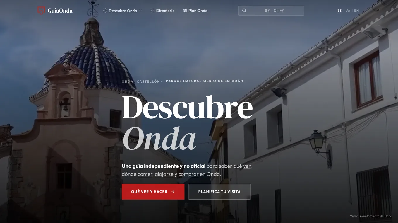 Portada de GuiaOnda, guía independiente de Onda, con una iglesia y un cuerpo de casas al fondo