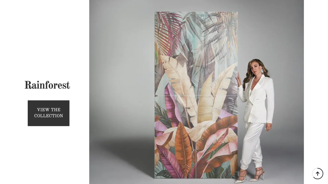 Colección Rainforest en la web de Paula Purroy, con Paula junto a un panel de azulejos a escala